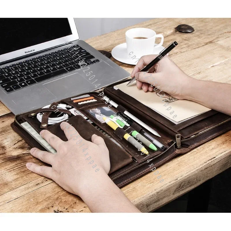 Tech Accessories For A Tablet - حقيبة تخزين جلدية للأجهزة اللوحية مع